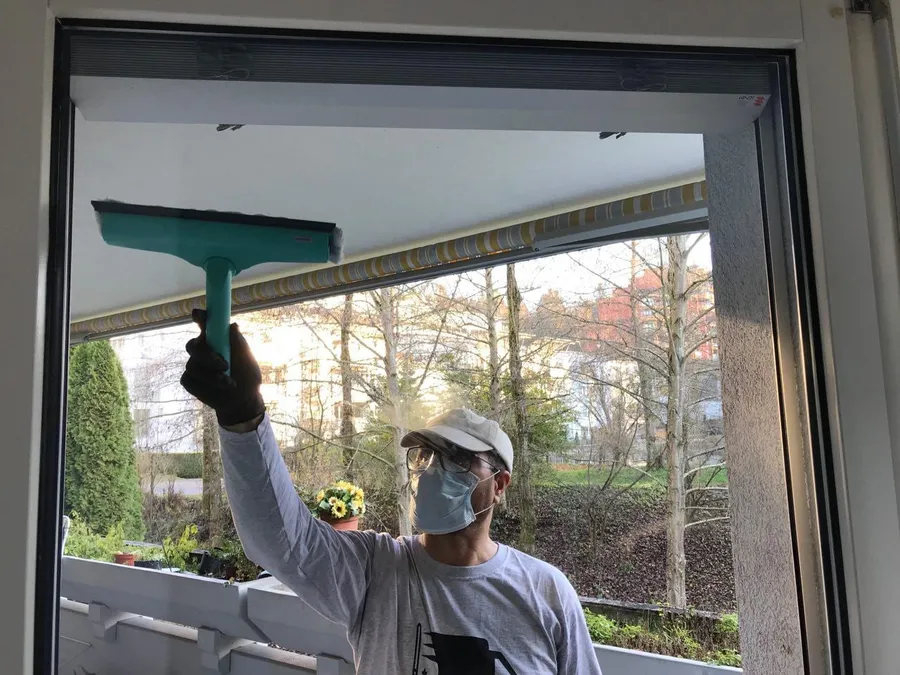 Fensterreinigung bei einer Umzugsreinigung in Baar