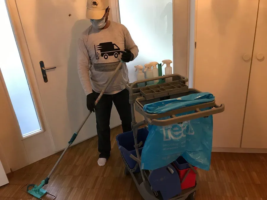 Ostad Reinigungswagen in einer leeren Wohnung