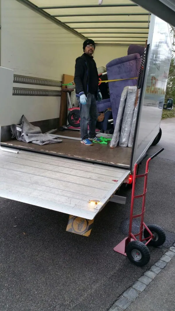 Beladen des Transporters bei einem Umzug, 2018